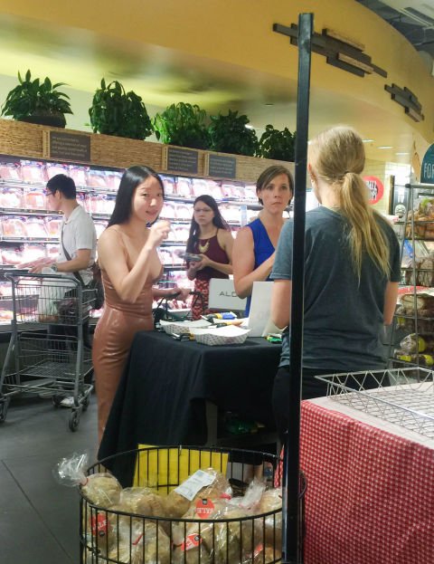 Πώς είναι να φοράς το λάτεξ φόρεμα της Κιμ Καρντάσιαν [εικόνες] | iefimerida.gr 4