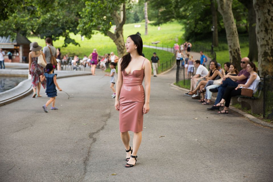 Πώς είναι να φοράς το λάτεξ φόρεμα της Κιμ Καρντάσιαν [εικόνες] | iefimerida.gr 8