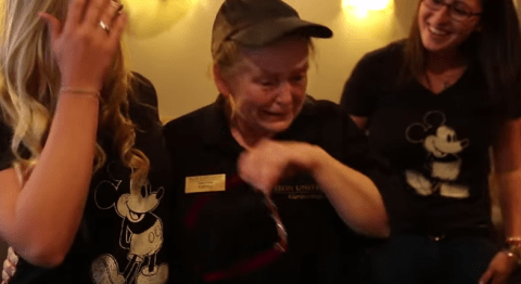 Το πιο γλυκό δώρο του κόσμου - Φοιτητές κάνουν έκπληξη σε ηλικιωμένη εργαζόμενη καφετέριας [εικόνες & βίντεο] | iefimerida.gr 1