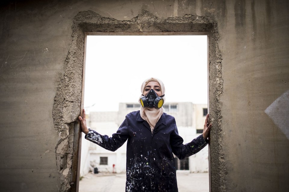 Φεμινισμός και γκράφιτι - Μια νεαρή καλλιτέχνις θέλει να αλλάξει τον τρόπο σκέψης στην Ιορδανία [εικόνες] | iefimerida.gr 0