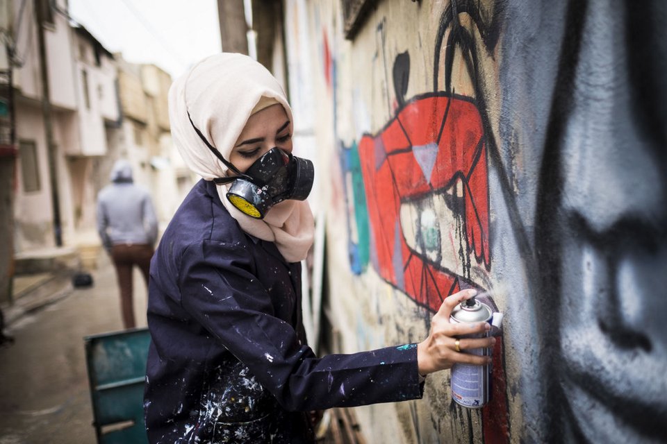 Φεμινισμός και γκράφιτι - Μια νεαρή καλλιτέχνις θέλει να αλλάξει τον τρόπο σκέψης στην Ιορδανία [εικόνες] | iefimerida.gr 1