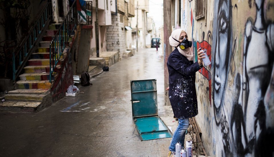 Φεμινισμός και γκράφιτι - Μια νεαρή καλλιτέχνις θέλει να αλλάξει τον τρόπο σκέψης στην Ιορδανία [εικόνες] | iefimerida.gr 2