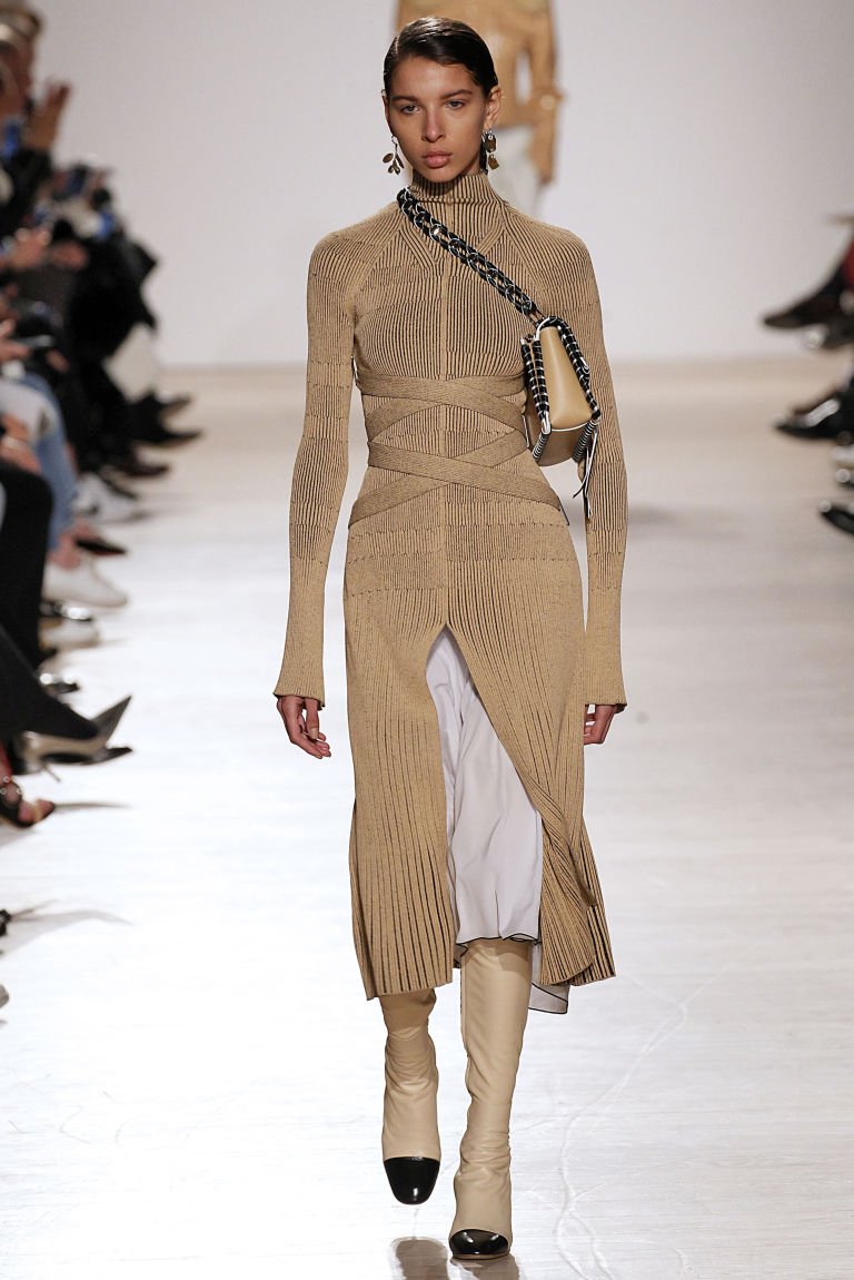 Μάλλον φοράτε λάθος την τσάντα σας -Η μόδα επιβάλλει νέο τρόπο [εικόνες] | iefimerida.gr 0