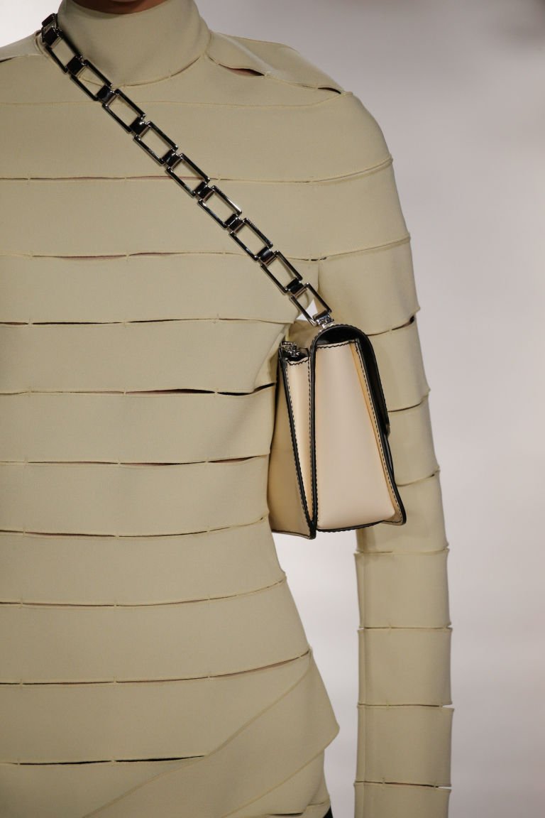 Μάλλον φοράτε λάθος την τσάντα σας -Η μόδα επιβάλλει νέο τρόπο [εικόνες] | iefimerida.gr 1