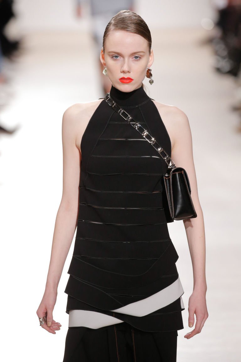 Μάλλον φοράτε λάθος την τσάντα σας -Η μόδα επιβάλλει νέο τρόπο [εικόνες] | iefimerida.gr 4