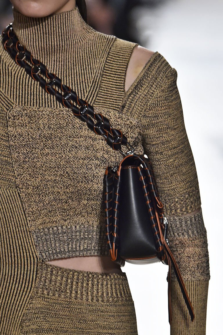 Μάλλον φοράτε λάθος την τσάντα σας -Η μόδα επιβάλλει νέο τρόπο [εικόνες] | iefimerida.gr 2