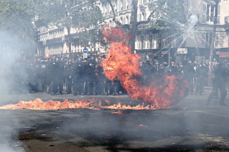 Επεισόδια στο Παρίσι: Φλεγόμενοι αστυνομικοί από τις μολότοφ -6 τραυματίστηκαν [εικόνες & βίντεο] | iefimerida.gr 3