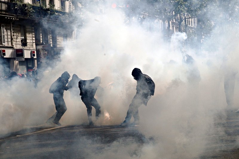 Επεισόδια στο Παρίσι: Φλεγόμενοι αστυνομικοί από τις μολότοφ -6 τραυματίστηκαν [εικόνες & βίντεο] | iefimerida.gr 4