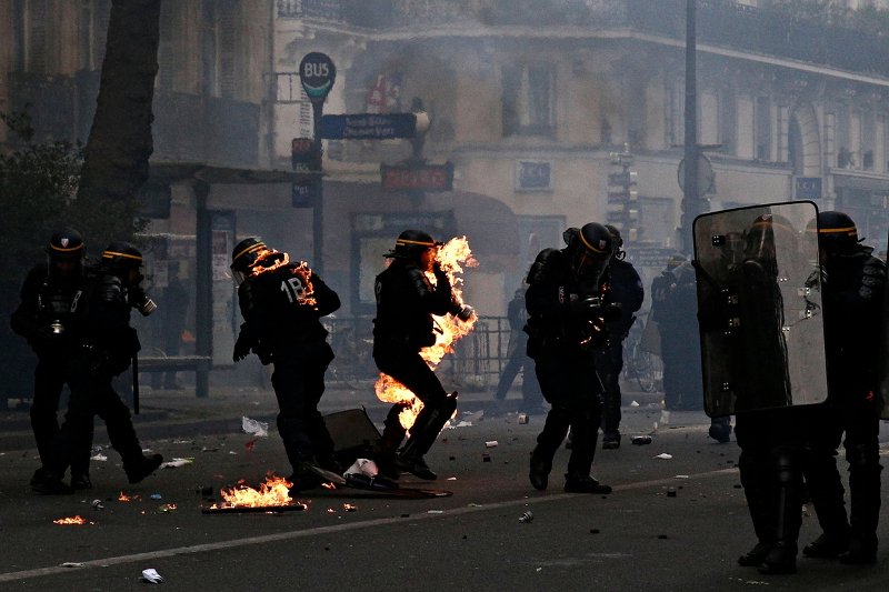 Επεισόδια στο Παρίσι: Φλεγόμενοι αστυνομικοί από τις μολότοφ -6 τραυματίστηκαν [εικόνες & βίντεο] | iefimerida.gr 5