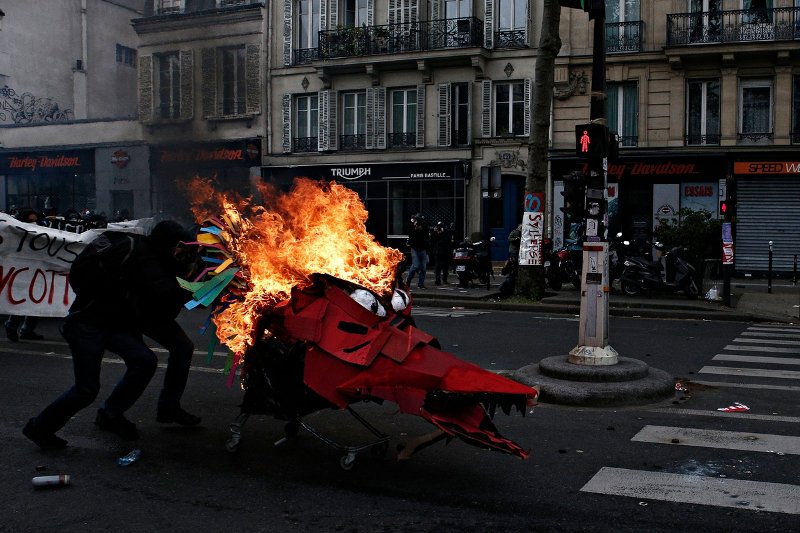 Επεισόδια στο Παρίσι: Φλεγόμενοι αστυνομικοί από τις μολότοφ -6 τραυματίστηκαν [εικόνες & βίντεο] | iefimerida.gr 6
