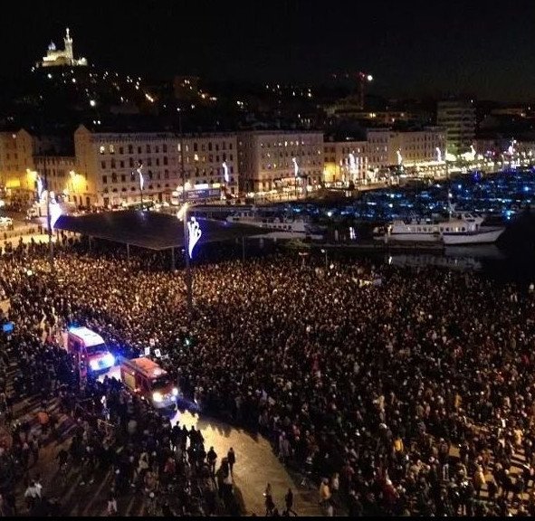 Στο πόδι η Γαλλία: Χιλιάδες στους δρόμους - Ολονύκτιες εκδηλώσεις συμπαράστασης μετά τις δολοφονίες στο Charlie Hebdo [εικόνες] | iefimerida.gr 10