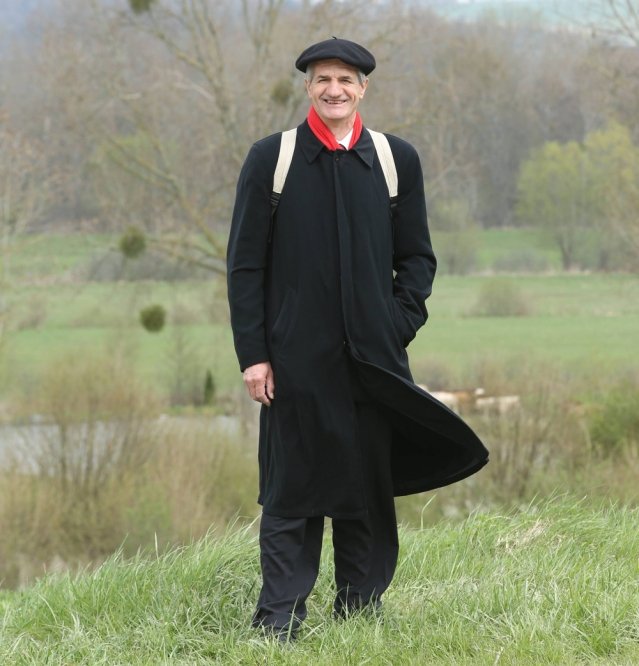 Jean Lassalle, ο βουλευτής που περπατάει όλη τη χώρα για να ακούσει τους πολίτες [εικόνες] | iefimerida.gr 3