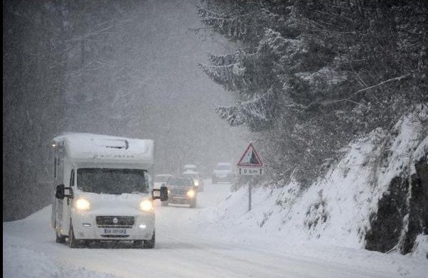 Χάος στη Γαλλία: Ενας νεκρός από την κακοκαιρία -15.000 αυτοκίνητα ακινητοποιημένα μέσα στο χιόνι [εικόνες] | iefimerida.gr 5