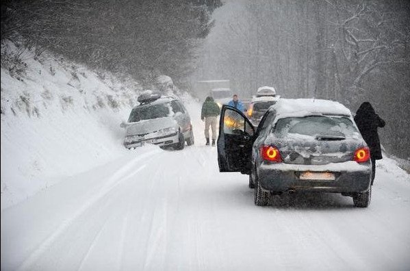 Χάος στη Γαλλία: Ενας νεκρός από την κακοκαιρία -15.000 αυτοκίνητα ακινητοποιημένα μέσα στο χιόνι [εικόνες] | iefimerida.gr 2