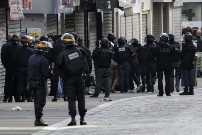 Γάλλοι αστυνομικοί συλλαμβάνουν ύποπτο στο Σεν Ντενί - Τον ξεγυμνώνουν, του περνούν χειροπέδες [εικόνα & βίντεο] | iefimerida.gr 0