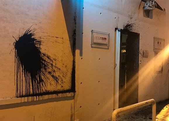 Πρωί πρωί καθάριζαν από τις μπογιές το Γαλλικό Ινστιτούτο για να πάει ο Μακρόν [εικόνες] | iefimerida.gr 4