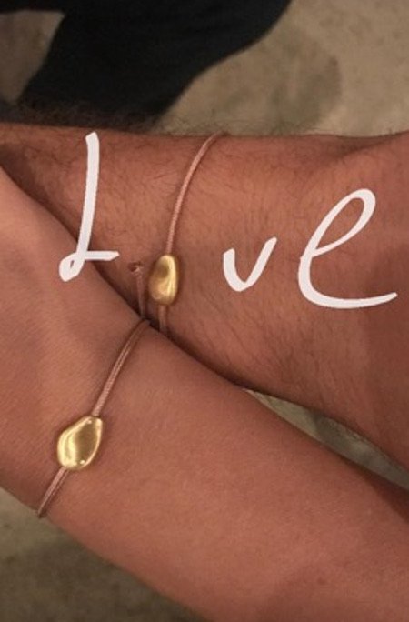 Οι πρώτες φωτογραφίες από τον γάμο Μπουσδούκου-Ιωαννίδη: Με σανδάλια και αέρινο φόρεμα η νύφη [εικόνες]  | iefimerida.gr 0