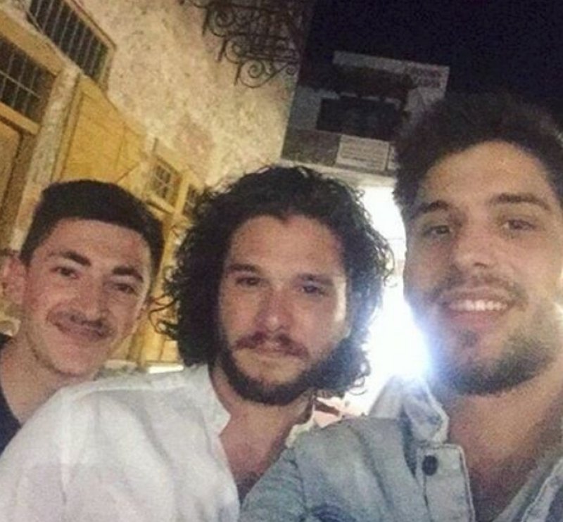 Η καλύτερη διαφήμιση -Ο «Τζον Σνόου» του Game of Thrones στις Σπέτσες με τη σύντροφό του [εικόνες] | iefimerida.gr 0