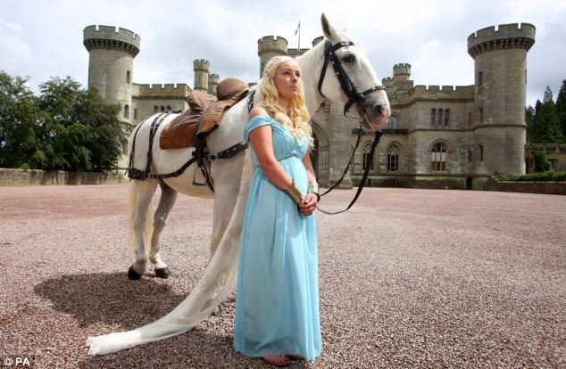 Eνα παράξενο ζευγάρι -Μεταμφιέστηκαν σε ήρωες του Game of Thrones για την τελετή του γάμου τους [εικόνες&βίντεο] | iefimerida.gr 5