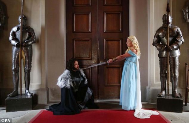 Eνα παράξενο ζευγάρι -Μεταμφιέστηκαν σε ήρωες του Game of Thrones για την τελετή του γάμου τους [εικόνες&βίντεο] | iefimerida.gr 0