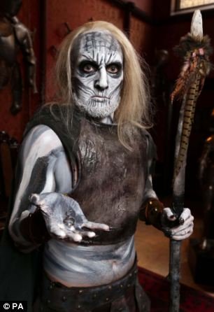 Eνα παράξενο ζευγάρι -Μεταμφιέστηκαν σε ήρωες του Game of Thrones για την τελετή του γάμου τους [εικόνες&βίντεο] | iefimerida.gr 8