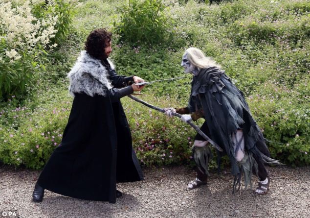 Eνα παράξενο ζευγάρι -Μεταμφιέστηκαν σε ήρωες του Game of Thrones για την τελετή του γάμου τους [εικόνες&βίντεο] | iefimerida.gr 4