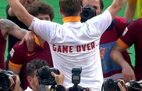 «Πόλεμος» στη Ρώμη: Χειρονομίες Ντε Ρόσι και μήνυμα Τότι στην Λάτσιο [εικόνες & βίντεο] | iefimerida.gr 2