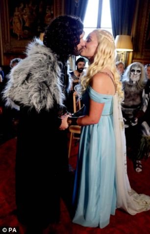 Eνα παράξενο ζευγάρι -Μεταμφιέστηκαν σε ήρωες του Game of Thrones για την τελετή του γάμου τους [εικόνες&βίντεο] | iefimerida.gr 6