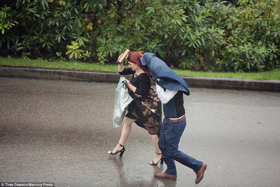 Εκανε τον κατακλυσμό του Νώε αλλά ο γάμος... γάμος -Οι νύφες στη Βρετανία έβαλαν  νυφικό με γαλότσες για να πάνε στην εκκλησία [εικόνες] | iefimerida.gr 9