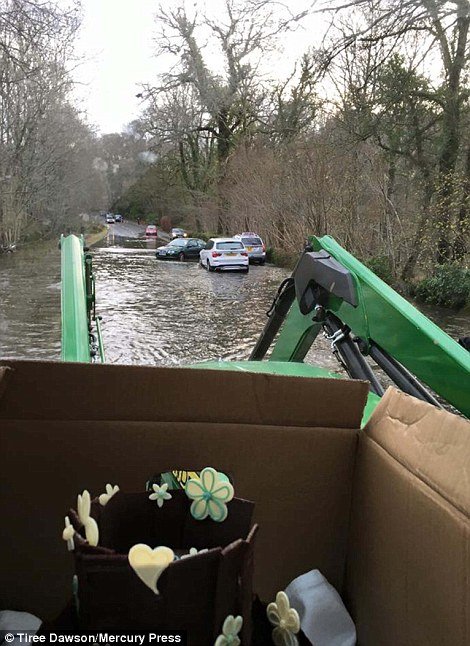 Εκανε τον κατακλυσμό του Νώε αλλά ο γάμος... γάμος -Οι νύφες στη Βρετανία έβαλαν  νυφικό με γαλότσες για να πάνε στην εκκλησία [εικόνες] | iefimerida.gr 10