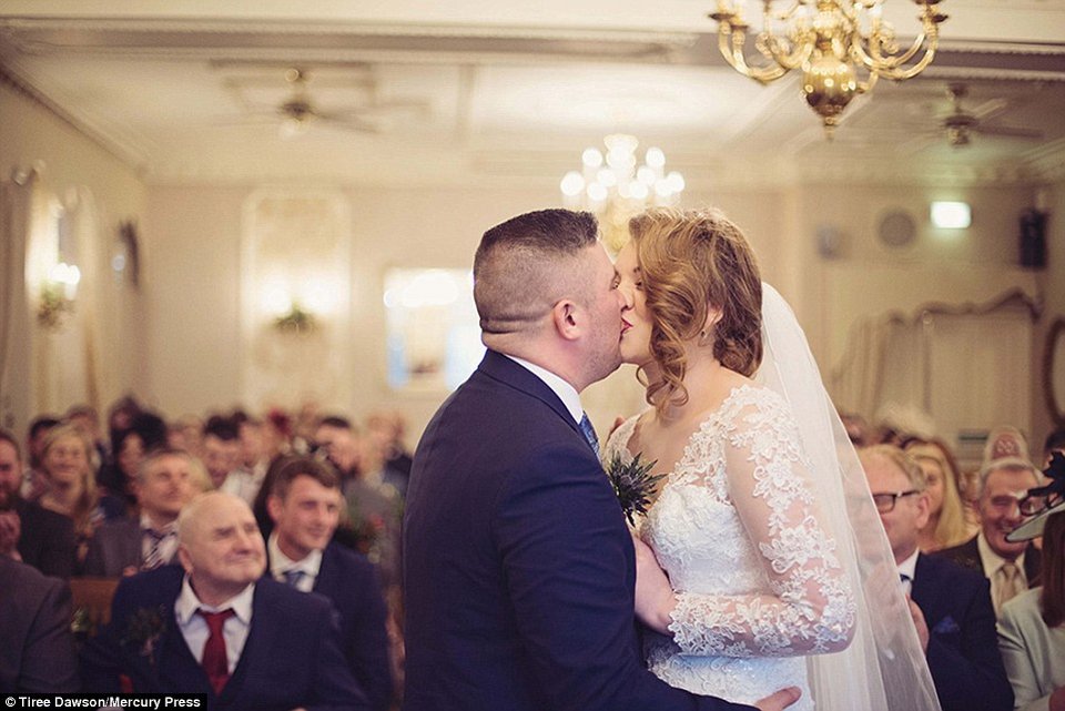 Εκανε τον κατακλυσμό του Νώε αλλά ο γάμος... γάμος -Οι νύφες στη Βρετανία έβαλαν  νυφικό με γαλότσες για να πάνε στην εκκλησία [εικόνες] | iefimerida.gr 12