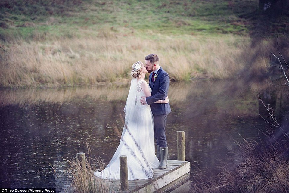 Εκανε τον κατακλυσμό του Νώε αλλά ο γάμος... γάμος -Οι νύφες στη Βρετανία έβαλαν  νυφικό με γαλότσες για να πάνε στην εκκλησία [εικόνες] | iefimerida.gr 3