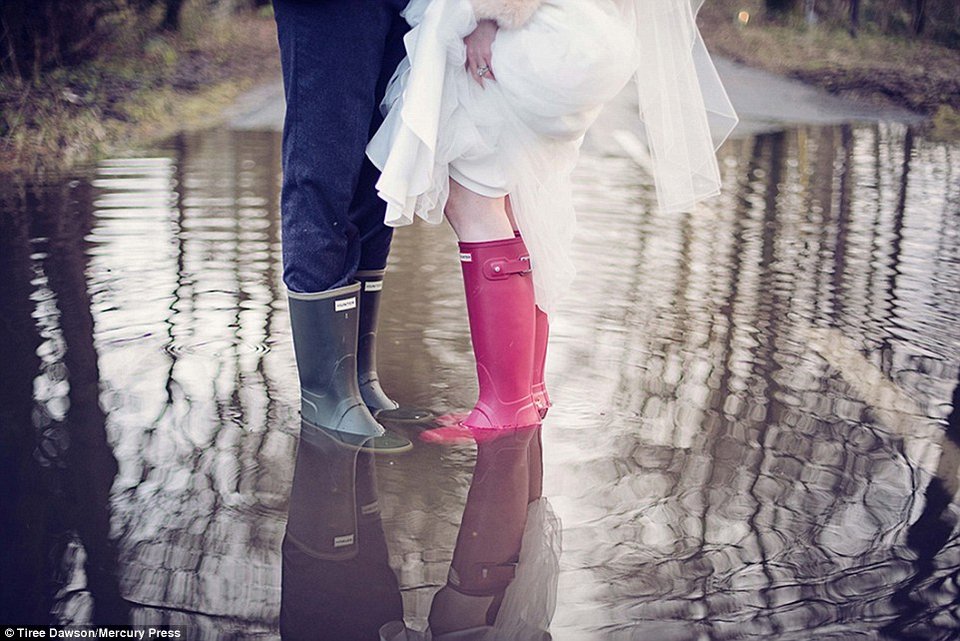 Εκανε τον κατακλυσμό του Νώε αλλά ο γάμος... γάμος -Οι νύφες στη Βρετανία έβαλαν  νυφικό με γαλότσες για να πάνε στην εκκλησία [εικόνες] | iefimerida.gr 4