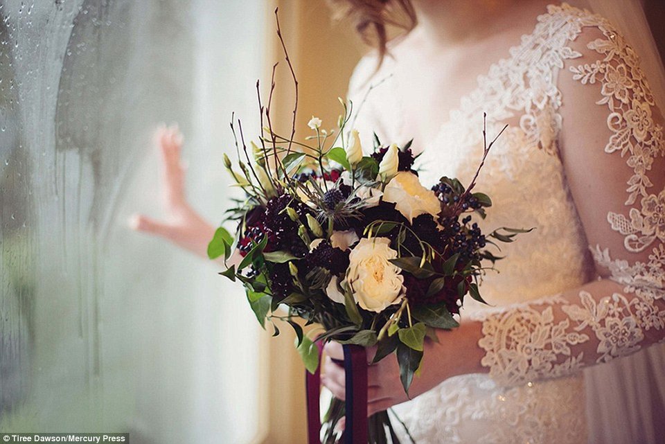 Εκανε τον κατακλυσμό του Νώε αλλά ο γάμος... γάμος -Οι νύφες στη Βρετανία έβαλαν  νυφικό με γαλότσες για να πάνε στην εκκλησία [εικόνες] | iefimerida.gr 6