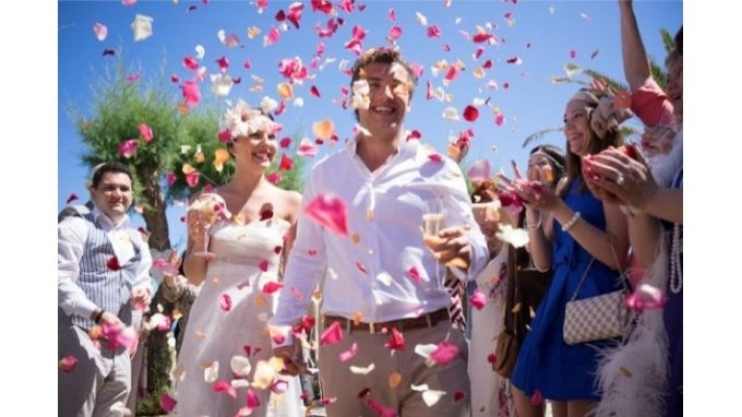Μετά τους Κινέζους και Ρώσοι κλείνουν τώρα εισιτήρια για το γάμο τους στην Κρήτη [εικόνες] | iefimerida.gr 1