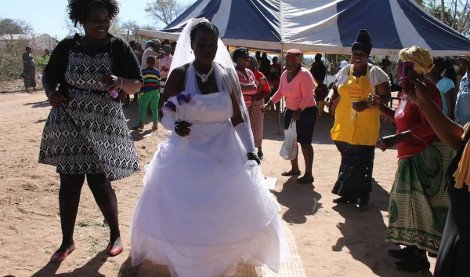 Ο πιο νέος γαμπρός του κόσμου -9χρονος παντρεύτηκε με μία 62χρονη στη Νότια Αφρική [εικόνες] | iefimerida.gr 1