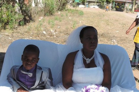 Ο πιο νέος γαμπρός του κόσμου -9χρονος παντρεύτηκε με μία 62χρονη στη Νότια Αφρική [εικόνες] | iefimerida.gr 0