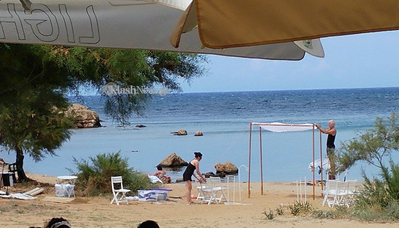 Χανιά: Τουρίστες έστησαν ονειρεμένο σκηνικό και παντρεύτηκαν πάνω στην αμμουδιά [εικόνες & βίντεο] | iefimerida.gr 1