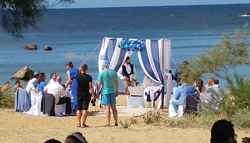 Χανιά: Τουρίστες έστησαν ονειρεμένο σκηνικό και παντρεύτηκαν πάνω στην αμμουδιά [εικόνες & βίντεο] | iefimerida.gr 4