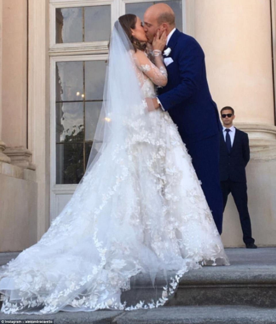 Γάμος-παραμύθι στο Τορίνο: Συνεργάτιδα του Jimmy Choo παντρεύτηκε Ιταλό αριστοκράτη [εικόνες] | iefimerida.gr 3