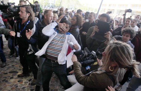 Ιδού το πρώτο παντρεμένο ομοφυλόφιλο ζευγάρι της Γαλλίας [εικόνες&βίντεο] | iefimerida.gr 3