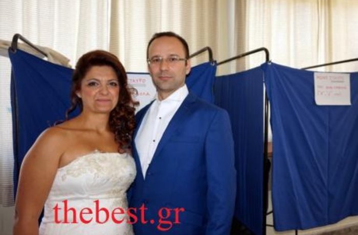 Η πιο πρωτότυπη φωτογράφιση γάμου: Στην κάλπη του δημοψηφίσματος με το νυφικό [εικόνες] | iefimerida.gr 0