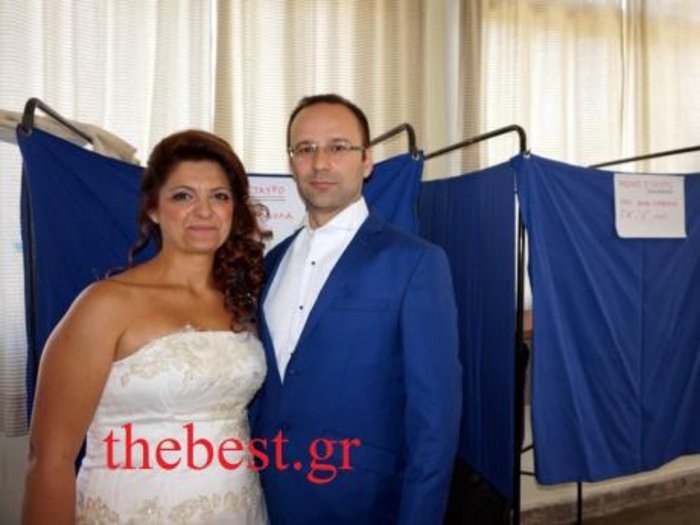 Η πιο πρωτότυπη φωτογράφιση γάμου: Στην κάλπη του δημοψηφίσματος με το νυφικό [εικόνες] | iefimerida.gr 2