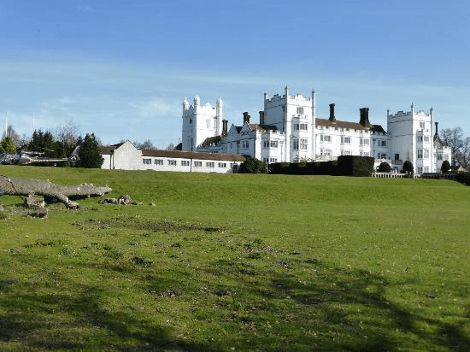 Το παραμυθένιο κάστρο όπου θα γιορτάσει το γάμο του ο Κλούνεϊ -Νυφικό σαν της Κέιτ Μίντλετον θα φορά η νύφη [εικόνες] | iefimerida.gr 3