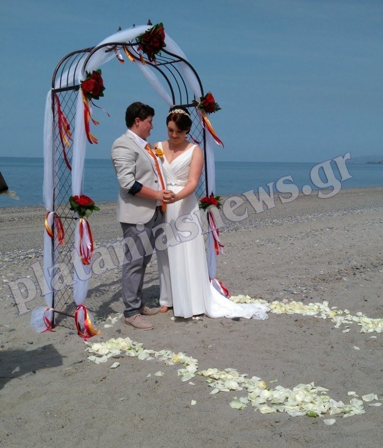 Ο γάμος δύο γυναικών στην Κρήτη κάνει το γύρο του Facebook -Ερωτευμένες στην παραλία [εικόνες & βίντεο] | iefimerida.gr 0