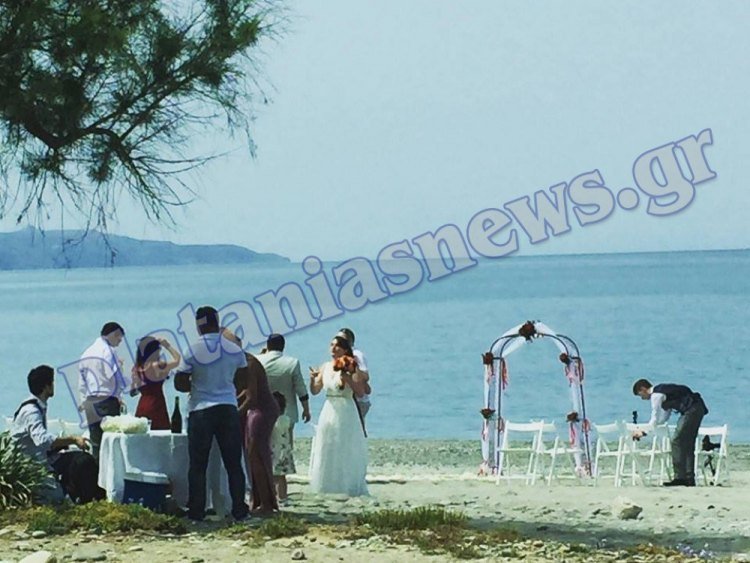 Ο γάμος δύο γυναικών στην Κρήτη κάνει το γύρο του Facebook -Ερωτευμένες στην παραλία [εικόνες & βίντεο] | iefimerida.gr 1