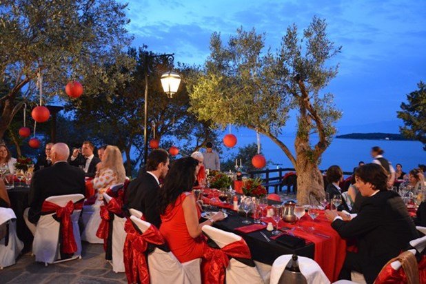 Ο παραμυθένιος γάμος γιατρίνας από την Αριζόνα των ΗΠΑ με 27χρονο στη Μαγνησία [εικόνες] | iefimerida.gr 0