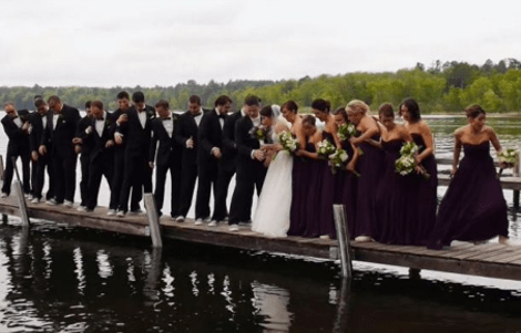 Ενας γάμος... τραγωδία -Νύφη, γαμπρός και καλεσμένοι ξαφνικά βούλιαξαν στα νερά μιας λίμνης [εικόνες & βίντεο] | iefimerida.gr 1