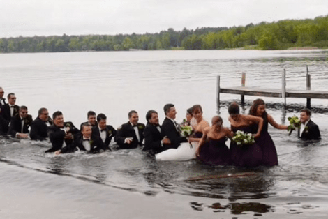 Ενας γάμος... τραγωδία -Νύφη, γαμπρός και καλεσμένοι ξαφνικά βούλιαξαν στα νερά μιας λίμνης [εικόνες & βίντεο] | iefimerida.gr 3