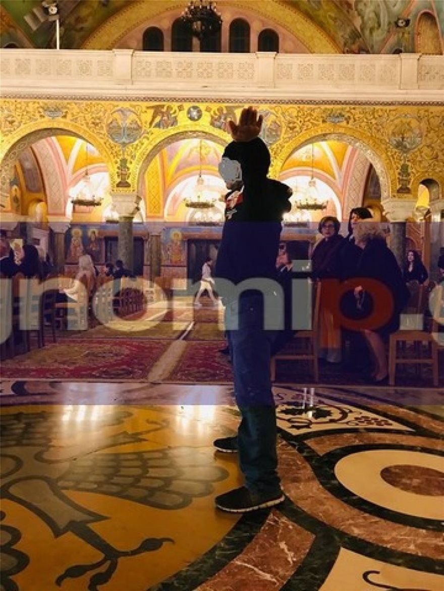 Φωτογραφίες: Η στιγμή που ο άνδρας με τους σουγιάδες «εισβάλει» σε γάμο στην Πάτρα [εικόνες] | iefimerida.gr 0